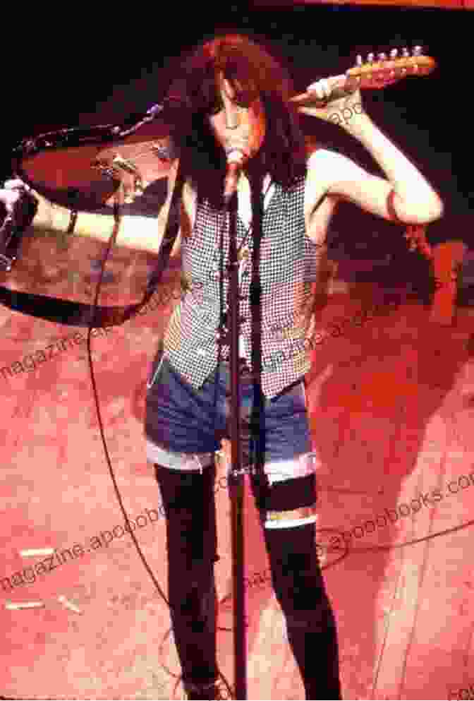 An Iconic Shot Of Patti Smith On Stage During Her CBGB Performance Patti Smith S Horses (33 1/3 55) Philip Shaw