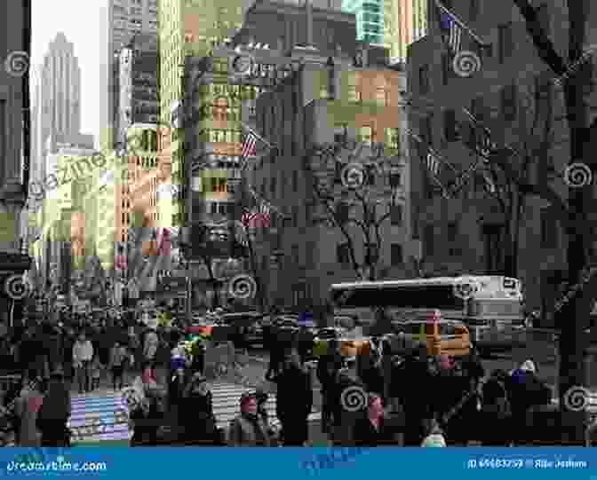 The Bustling Crowds Of Fifth Avenue, With The Empire State Building In The Background Photobook New York Big Apple (Fotobooks 6)